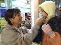 Người Sài Gòn khoác áo mưa, quấn khăn... chống lạnh buổi sáng