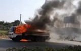 TPHCM: Xe bồn chở xăng dầu cháy ngùn ngụt trên Xa lộ Hà Nội, tài xế hoảng hồn tháo chạy