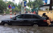 Mưa lớn cuối giờ chiều, nhiều tuyến phố Hà Nội ngập sâu trong nước