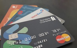 Các ngân hàng đang tính lãi thế nào với thẻ tín dụng? Các ngân hàng đang tính lãi thế nào với thẻ tín dụng?