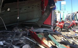 [CLIP] - Hiện trường xe container lao vào nhà dân gần ngã tư Phú Nhuận