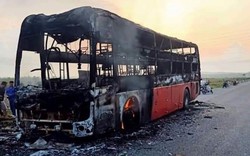 Xe khách giường nằm chở 10 người đang lưu thông bỗng cháy rụi