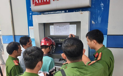 [Clip] Nhóm người Trung Quốc gắn thiết bị điện tử vào máy ATM đánh cắp mật khẩu, rút tiền