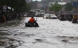 CLIP: Nước cuồn cuộn cuốn ngã xe máy trong cơn mưa lớn ở TP HCM