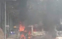 Xe khách 16 chỗ bốc cháy dữ dội ở Đồng Nai