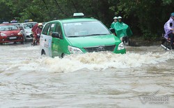 Xế hộp 'vượt lũ', người người đắp đê trên đại lộ hiện đại nhất Việt Nam