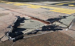 Đường băng sân bay Nội Bài toang hoác, trồi bùn: Có tiền không được sửa?