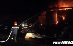Gần 100 người cứu hỏa 2 căn nhà bốc cháy lúc nửa đêm ở Đắk Lắk