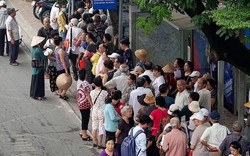 Hàng trăm cụ già xếp hàng chờ nhận thẻ xe buýt miễn phí