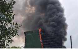 Cháy dữ dội biến lò luyện thiếc ở Nghệ An thành cột khói khổng lồ