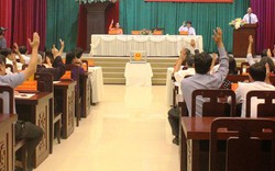 Miễn nhiệm cùng lúc Chủ tịch và Phó Chủ tịch UBND thành phố Huế