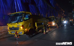 Ảnh: 30 công nhân hút bùn xuyên đêm cạnh nhà máy Rạng Đông