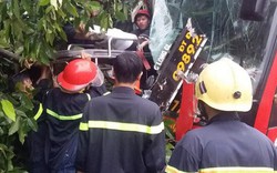 Xe khách tông xe máy, lao vào gốc cây khiến 39 hành khách mắc kẹt, la hét cầu cứu