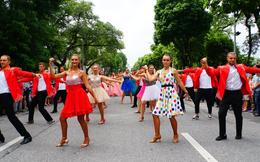 Phố đi bộ Hồ Gươm sôi động trong 2 ngày cuối tuần với lễ hội Carnival lần đầu tiên