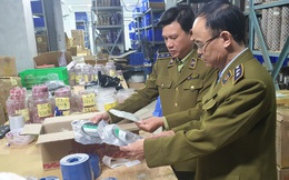 Hàng chục nghìn chiếc gioăng phớt dùng cho máy xúc công trình giả nhãn hiệu SKF bị lật tẩy tại Hà Nội Hàng chục nghìn chiếc gioăng phớt dùng cho máy xúc công trình giả nhãn hiệu SKF bị lật tẩy tại Hà Nội