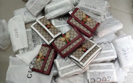 Thu giữ hàng trăm túi xách "hàng hiệu" LV, Chanel, Gucci nghi giả mạo nhãn hiệu Thu giữ hàng trăm túi xách "hàng hiệu" LV, Chanel, Gucci nghi giả mạo nhãn hiệu