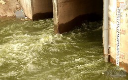 Triệu khối nước cuồn cuộn đổ vào, sông Tô Lịch biến sắc