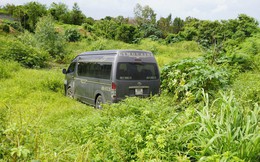 Sau tiếng động, tá hỏa thấy xe "Limousine" nằm dưới hố, xe khách lao sát nhà dân