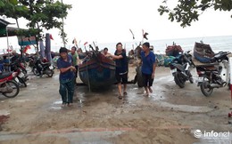 TP. Sầm Sơn: Bão áp sát bờ, nhiều du khách vẫn “vô tư” tắm biển