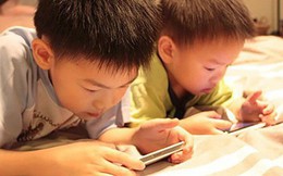 Sử dụng điện thoại như một "vú em", cha mẹ không hay biết tác hại khủng khiếp với con mình Sử dụng điện thoại như một "vú em", cha mẹ không hay biết tác hại khủng khiếp với con mình