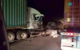 Container bị biến dạng sau khi đâm vào xe tải chở cột bê tông trên Quốc lộ 5