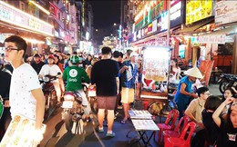 Cận cảnh tình trạng bát nháo trên các tuyến phố đi bộ ở Sài Gòn