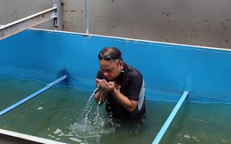Cận cảnh chuyên gia Nhật Bản tắm nước sông Tô Lịch