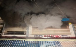 Cháy ở chợ lớn nhất TP Cà Mau trong đêm, hàng trăm người tháo chạy