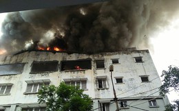 Cháy lớn tại dãy nhà trên phố Lạc Trung, khói đen bốc cao hàng chục mét