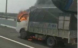 Clip: Xe tải bốc cháy ngùn ngụt trên cao tốc Hạ Long - Hải Phòng