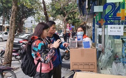 Người dân hối hả chạy mua khẩu trang phòng virus Corona mới