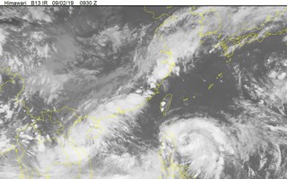 Biển Đông xuất hiện 2 áp thấp nhiệt đới, sẽ mạnh lên thành bão