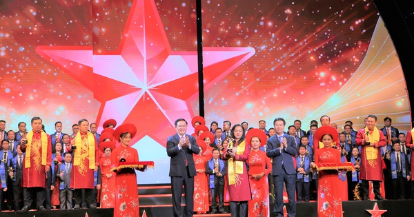 TGĐ Sacombank Nguyễn Đức Thạch Diễm là CEO ngân hàng duy nhất được giải Sao Đỏ 2019