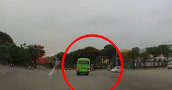 Kinh hoàng ô tô con phóng nhanh đâm ngang xe khách tại ngã tư