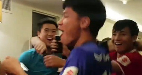 Lách qua khe cửa hẹp, cầu thủ Việt Nam ăn mừng cuồng nhiệt ngay tại hành lang khách sạn
