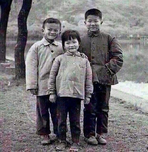 Ảnh Jack Ma khi còn nhỏ (ngoài cùng bên trái).