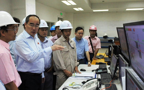 
Chủ tịch Ủy ban TW MTTQ Việt Nam Nguyễn Thiện Nhân thực hiện giám sát môi trường tại Nhà máy nhiệt điện Duyên Hải.
