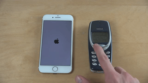 Trong khi iPhone 7 còn đang khởi động, Nokia 3310 đã có thể sẵn sàng để chơi Rắn Săn Mồi.