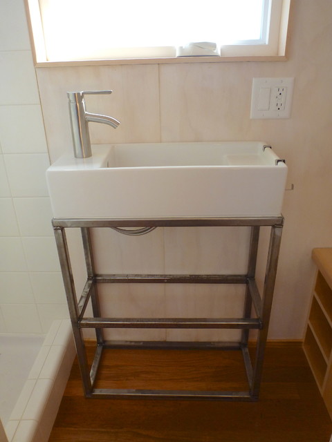 
Một chiếc gương lớn đặt ngay trên chậu rửa giúp không gian nơi phòng tắm như được nhân đôi diện tích.

 

