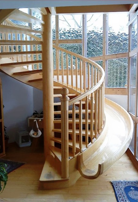 
Cầu thang kết hợp máng trượt còn là không gian lý tưởng cho nhà có trẻ nhỏ.

 
