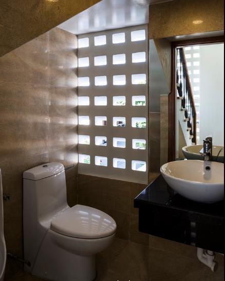 
Khu vực vệ sinh cũng được thiết kế với những ô thoáng giúp không gian nhỏ bé này luôn mát mẻ và sạch sẽ.

 
