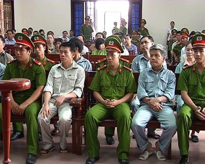 
Giang Kim Đạt và Trần Văn Liêm (áo màu sáng) tại phiên tòa vào năm 2012.
