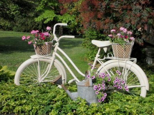 Nhìn là mê cách trang trí sân vườn bằng xe đạp cũ
