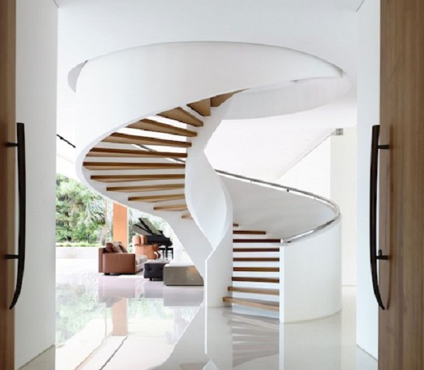 
Một kiểu cầu thang tròn xoắn ốc với mặt bậc gỗ được thiết kế tông màu trắng kết hợp với ánh sáng tự nhiên mang đến sự thân thiện cho không gian sống của ngôi nhà.

 
