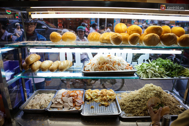 Ổ bánh mì 5.000 đồng độc nhất ở Sài Gòn: bánh thì rẻ nhưng tình ...