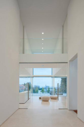 
Lối ra phòng trên tầng thượng trắng sáng với thiết kế hiện đại.
