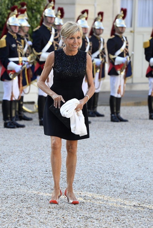 
Những mẫu váy hở tay giản dị kết hợp với túi xách trang nhã dường như rất hợp với tân phu nhân Tổng thống Pháp.
