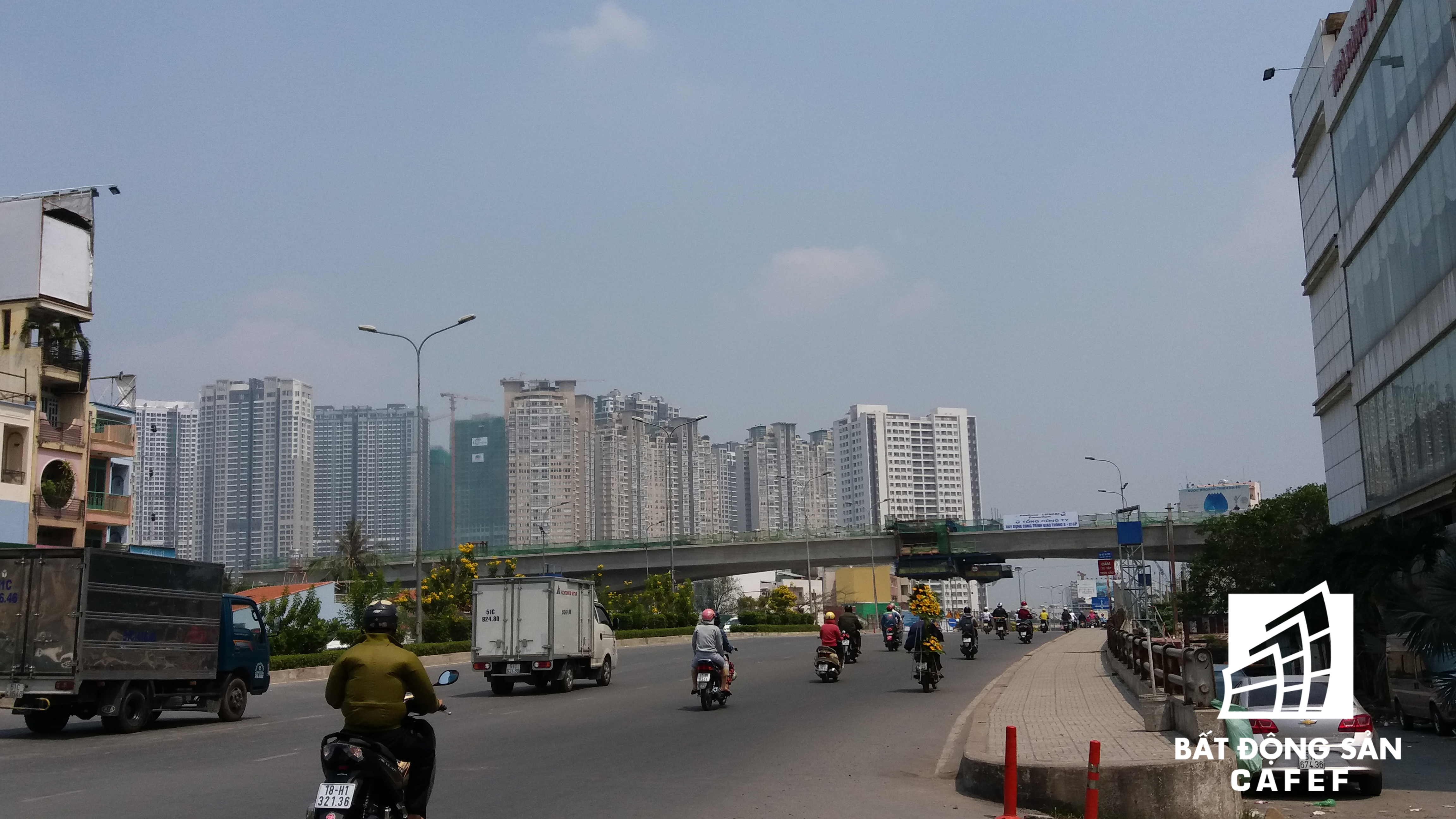 Tuyến metro số 1 chạy ngang đường Nguyễn Hữu Cảnh, đang chạy đua tiến độ.