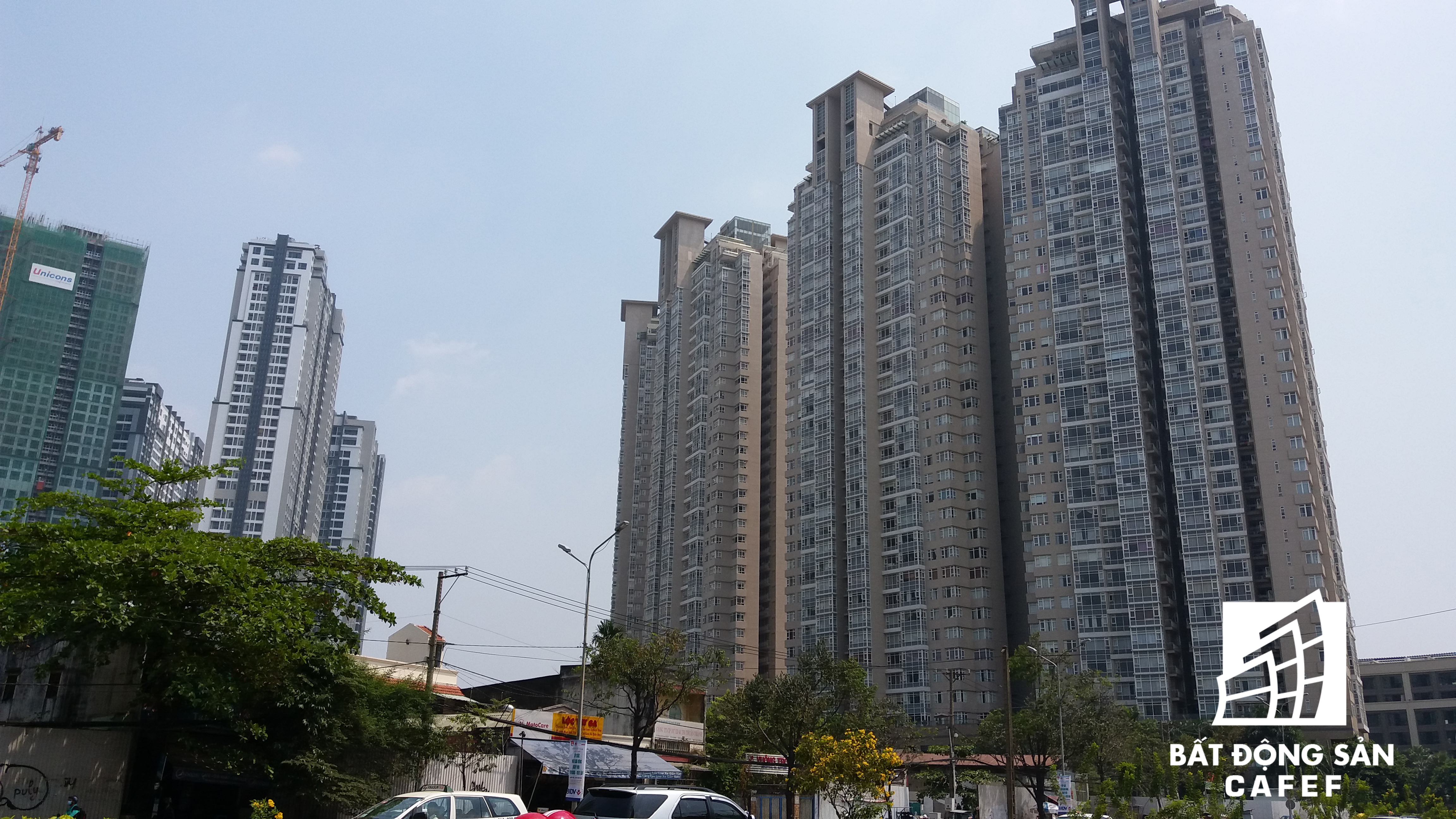 Cao ốc cao tầng đang đua nhau mọc lên trên cung đường Nguyễn Hữu Cảnh, tạo bộ mặt mới cho một đô thị hiện đại ở khu vực này.