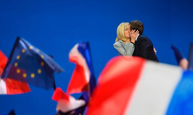 
Emmanuel Macron đã ôm, hôn vợ trước đám đông khi chiến thắng vòng bỏ phiếu đầu tiên.

